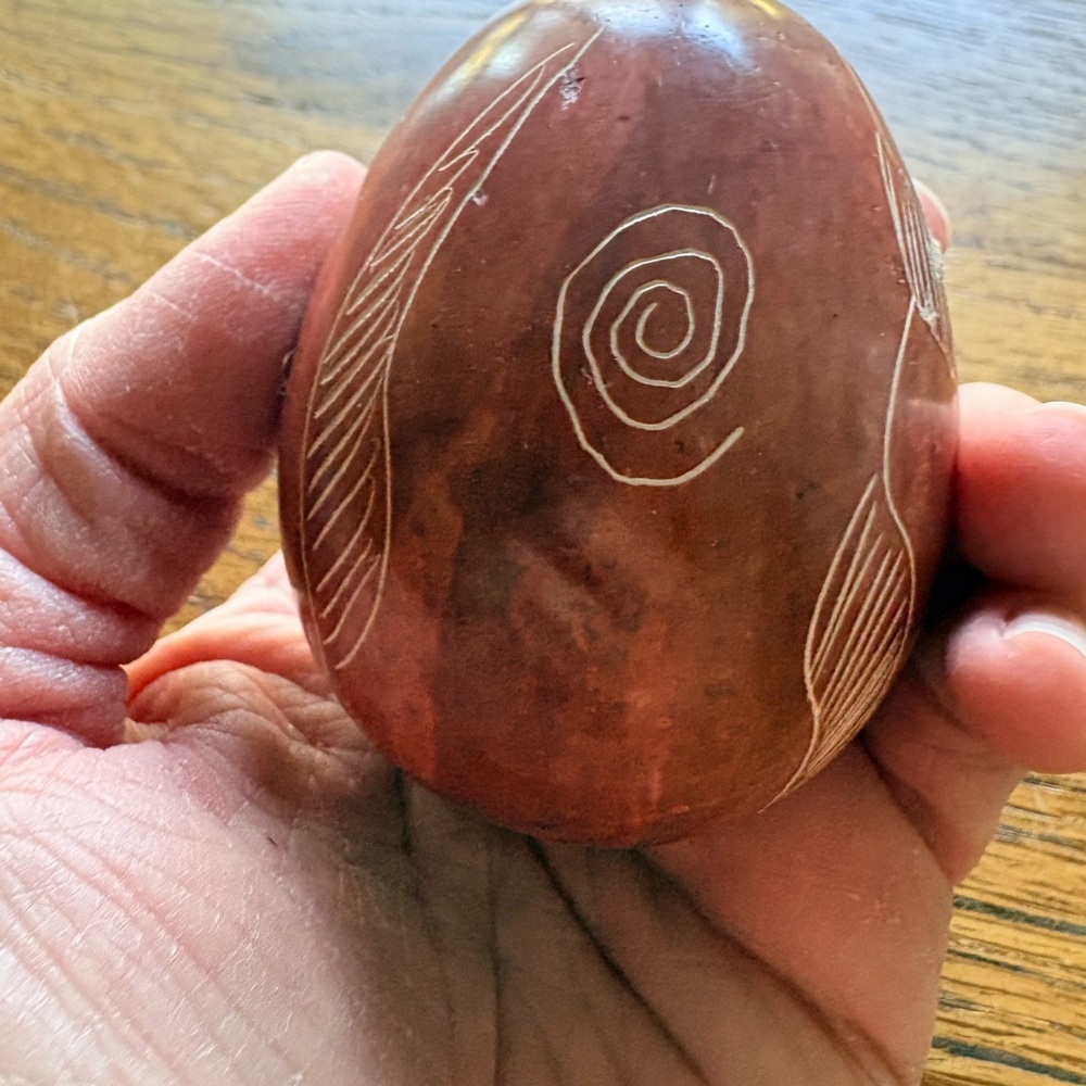 Vintage etched alabaster egg - Picture 6 of 8